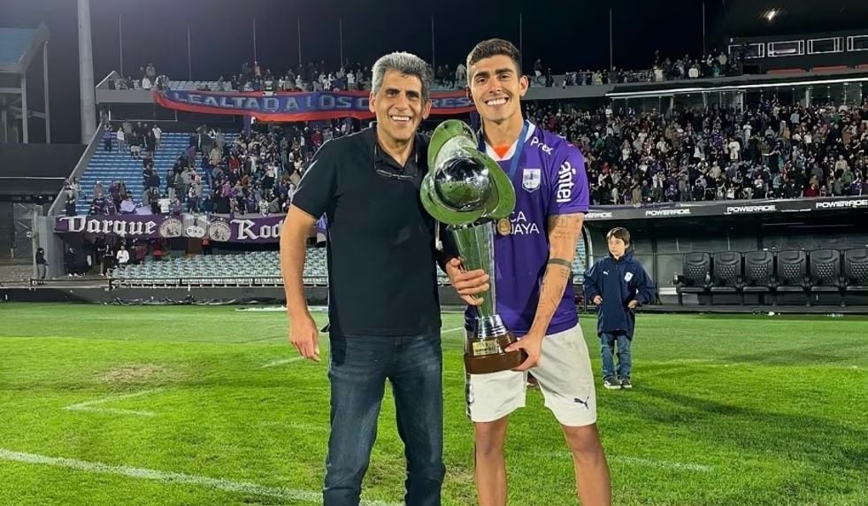Alfonso Barco junto a su padre, Álvaro, con uno de los fos trofeos que ganó en Uruguay.