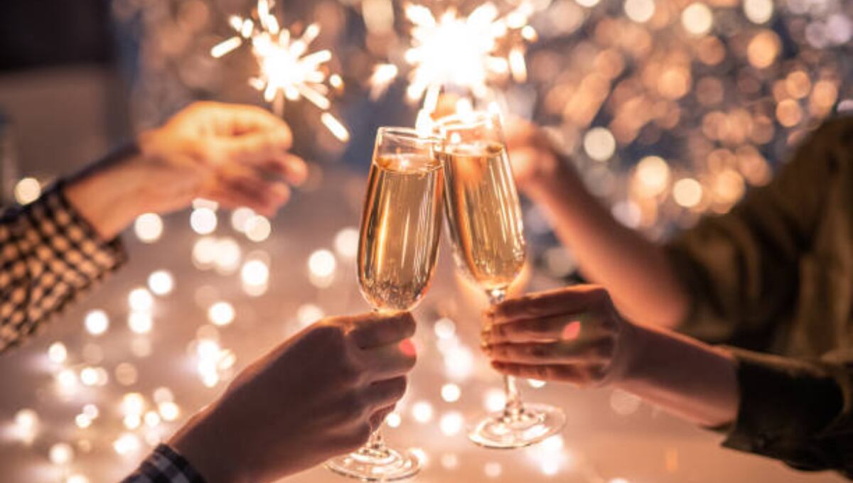 Las personas suelen brindar con champán al recibir el Año Nuevo. (Foto: iStock)