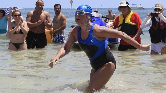 La nadadora Diana Nyad recibida entre aplausos en Cayo Hueso (Foto: Reuters)