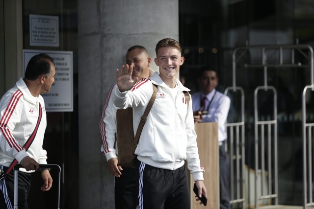 Con la indumentaria retro, la Selección Peruana partió rumbo al aeropuerto, para viajar a La Paz y disputar las Eliminatorias. (Foto: César Bueno @photo.gec)