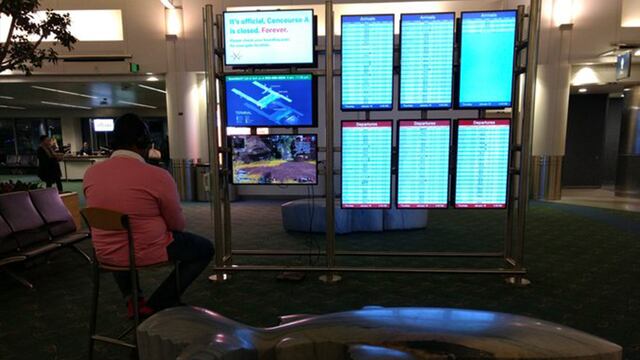 Instala su Playstation 4 en una de las pantallas de un aeropuerto para jugar Apex Legends