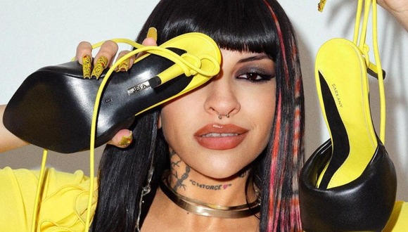 La rapera posa con uno de sus pares de zapatos (Foto: Cazzu / Instagram)