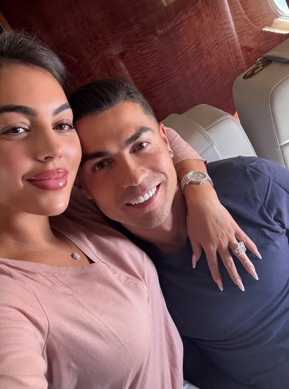 Georgina Rodríguez junto a Cristiano Ronaldo. Se observa el lujoso anillo de compromiso en su dedo anular izquierdo. (Crédito: @georginagio / Instagram)