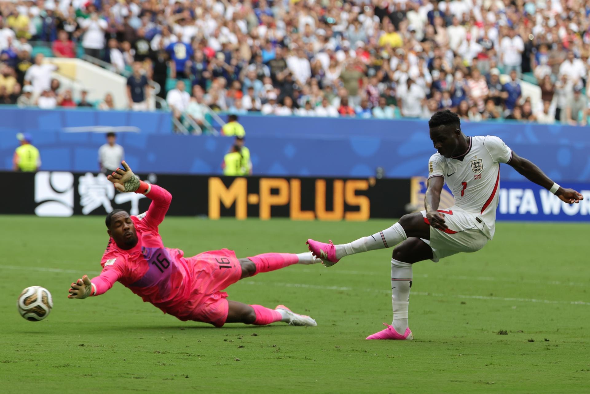 ¡No tuvo piedad! Gol de Bukayo Saka para el 3-0 de Inglaterra sobre Francia (Foto: EFE)