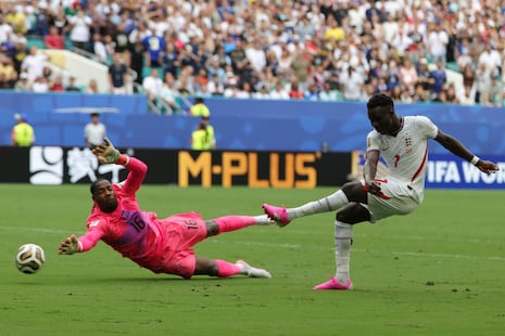 ¡No tuvo piedad! Gol de Bukayo Saka para el 3-0 de Inglaterra sobre Francia