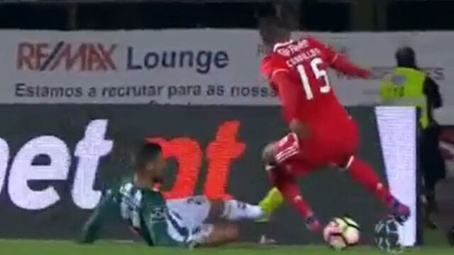 En el último minuto: Penal contra Carrillo que el árbitro no vio y Benfica perdió 1-0