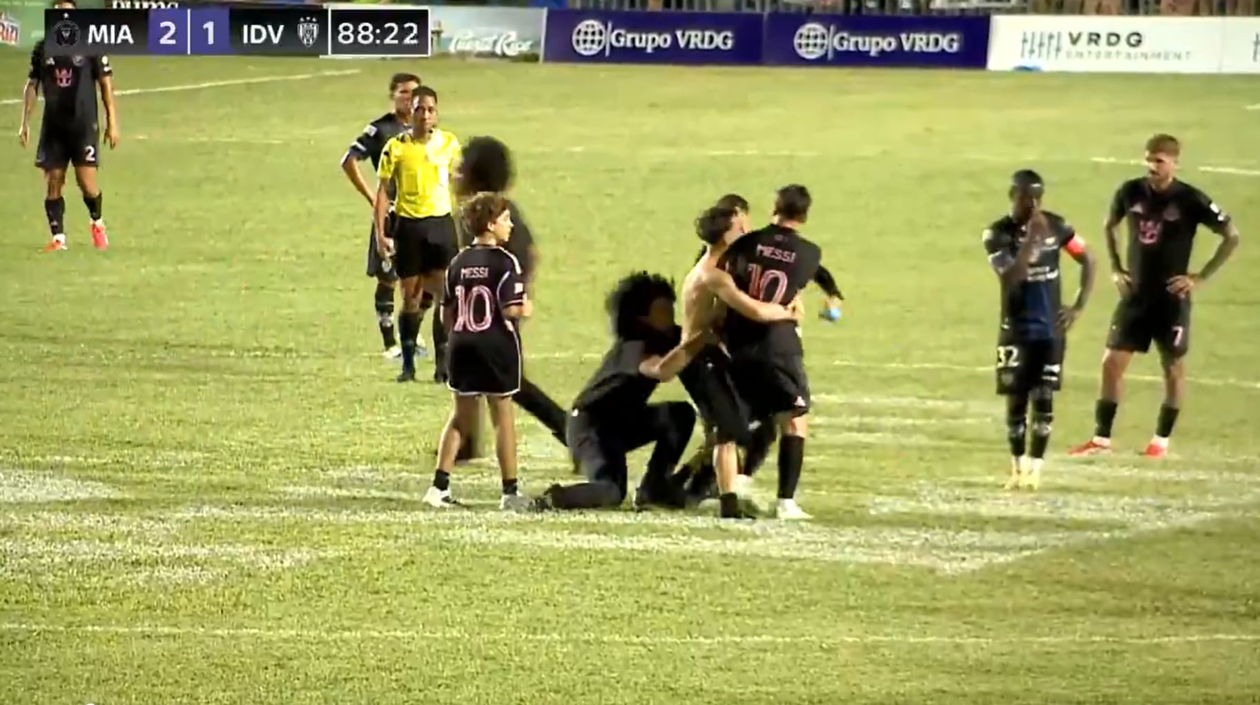 El incidente ocurrió durante un amistoso en Puerto Rico, cuando varios fanáticos invadieron el campo en busca de una foto con Lionel Messi. (Foto: Captura ESPN)