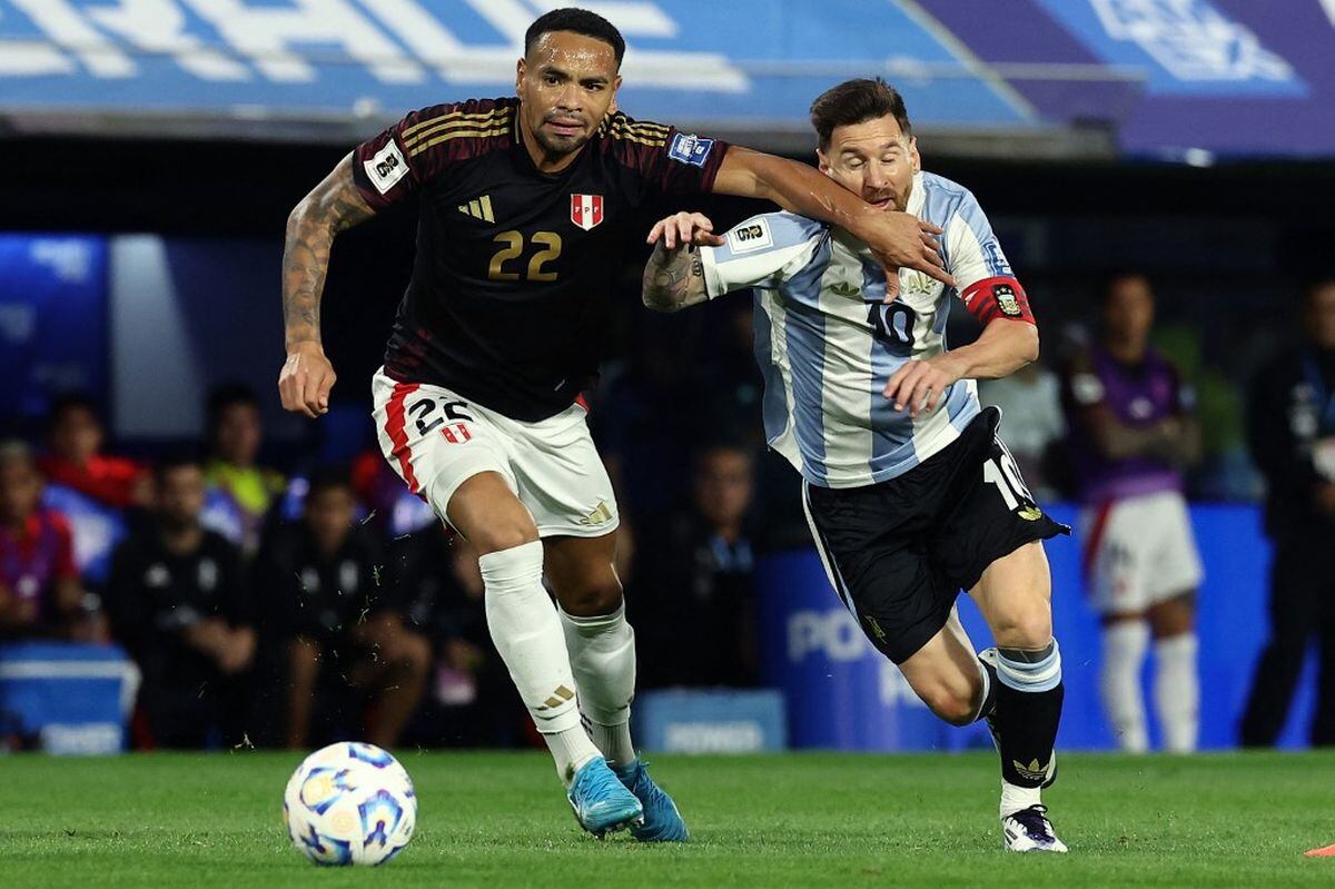 Alexander Callens fue titular en la derrota de Perú por 1-0 ante Argentina. (Foto: AFP)