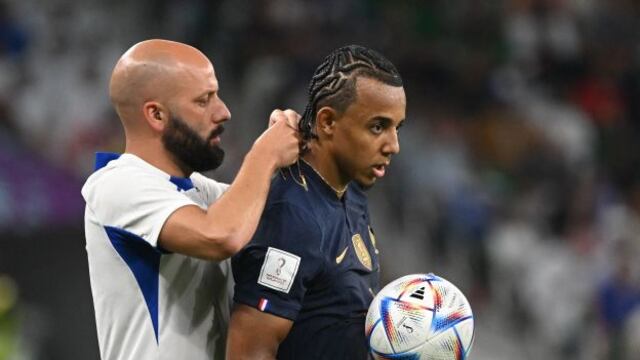 Cosas que pasan en el Mundial: Koundé jugó con collares de oro por más de 40 minutos