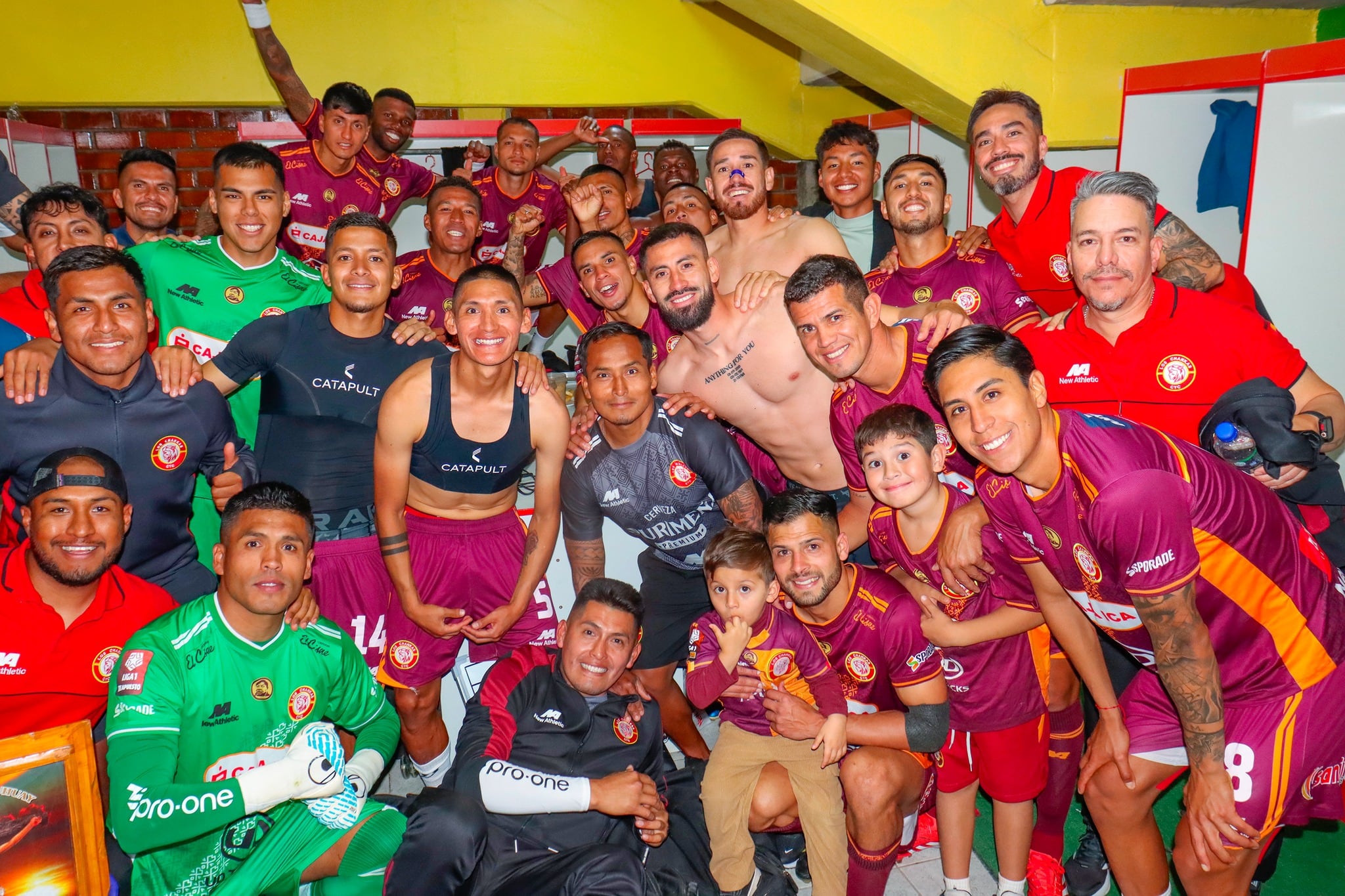 El club de Andahuaylas durante los festejos en camerinos. (Foto: Los Chankas)