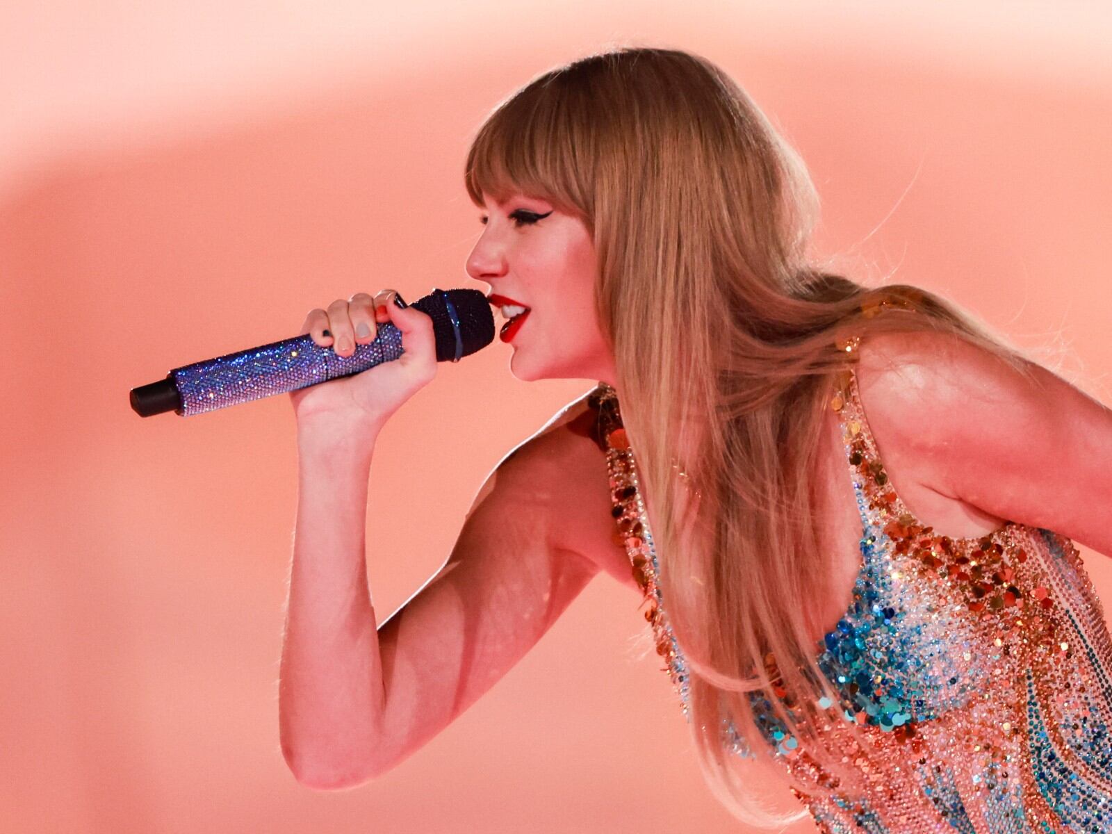 La estadounidense Taylor Swift cantando una canción durante su gira "The Eras Tour" (Foto: AFP)