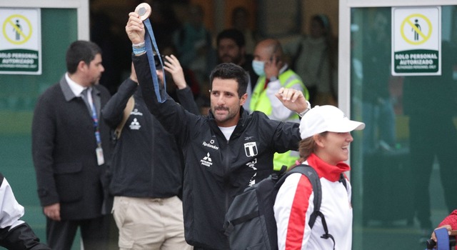 ¡La medalla ya está en casa! Stefano Peschiera, bronce en París 2024, llegó a Lima entre aplausos. (Alessandro Currarino/GEC)