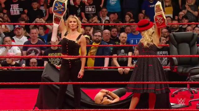 Unieron fuerzas: Charlotte Flair y Lacey Evans rompieron una mesa con el cuerpo de Becky Lynch [VIDEO]