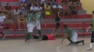 YouTube viral: árbitro recibe tremendo cabezazo de jugador de futsal en la cara [VIDEO]