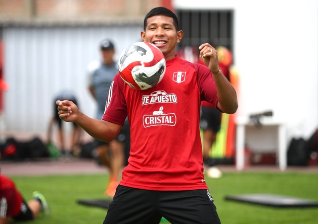Edison Flores, fiel a su estilo, entrenó con una sonrisa en el rostro. (Foto: @SeleccionPeru)