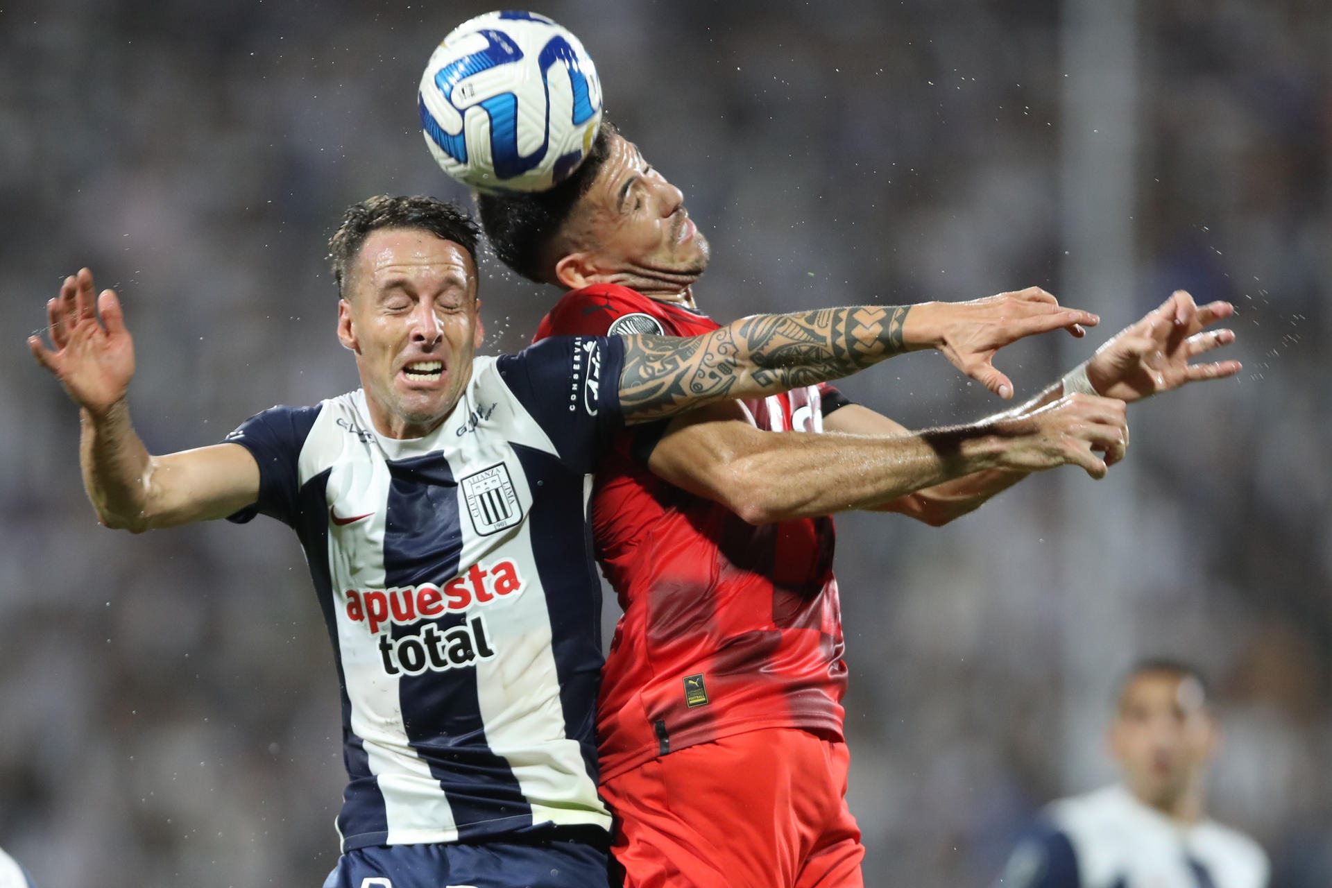 Alianza Lima vs. Libertad en partido por la Copa Libertadores. (Foto: AFP)