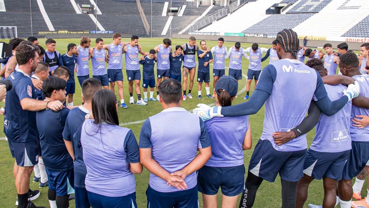 Alianza Lima celebra la inclusión con una reunión entre el primer equipo y el plantel de Futsal Down. (Foto: Prensa Alianza Lima)