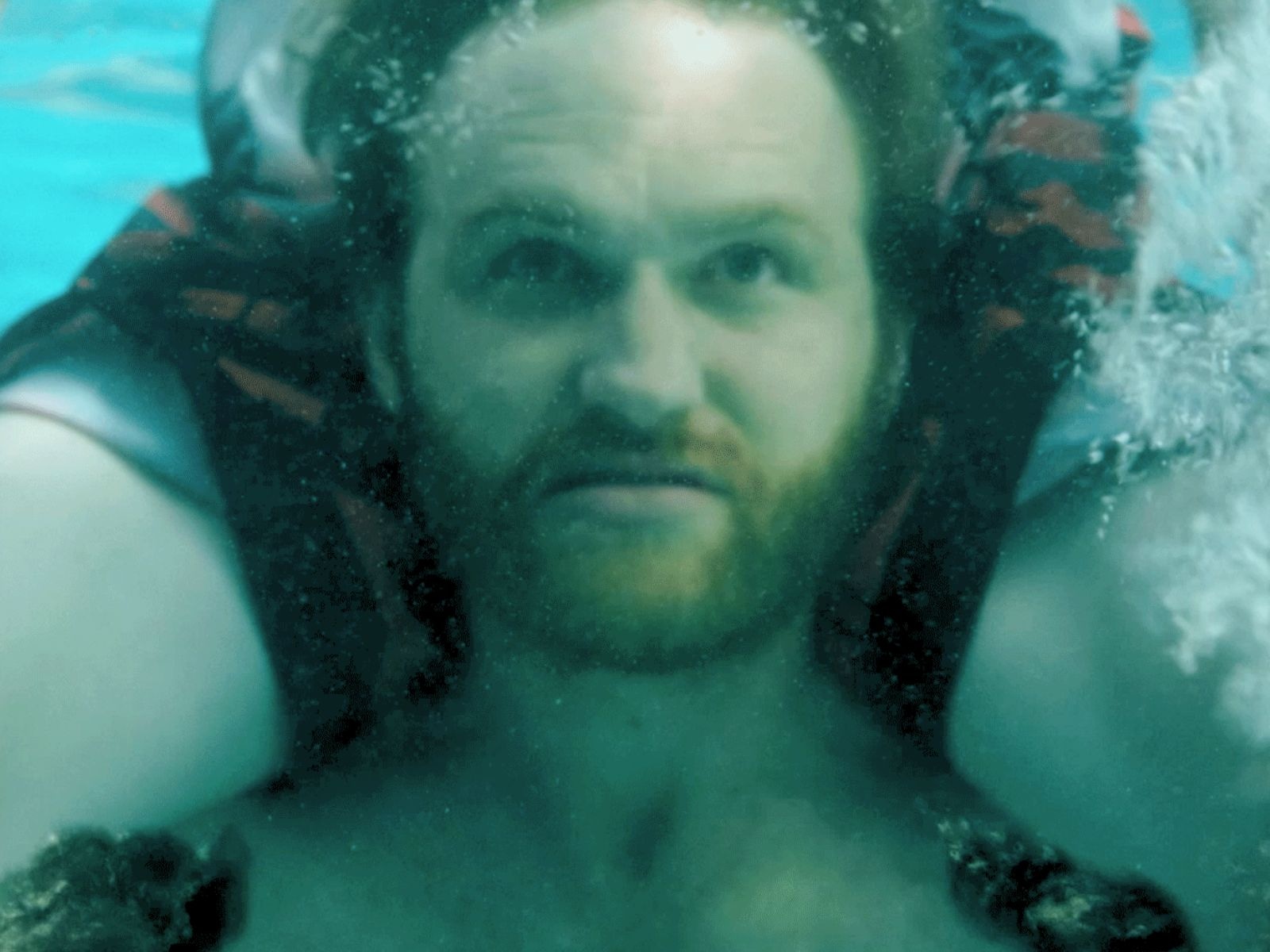 Wyatt Russell interpreta a Ray Waller en la película “Night Swim” (Foto: Universal Pictures)