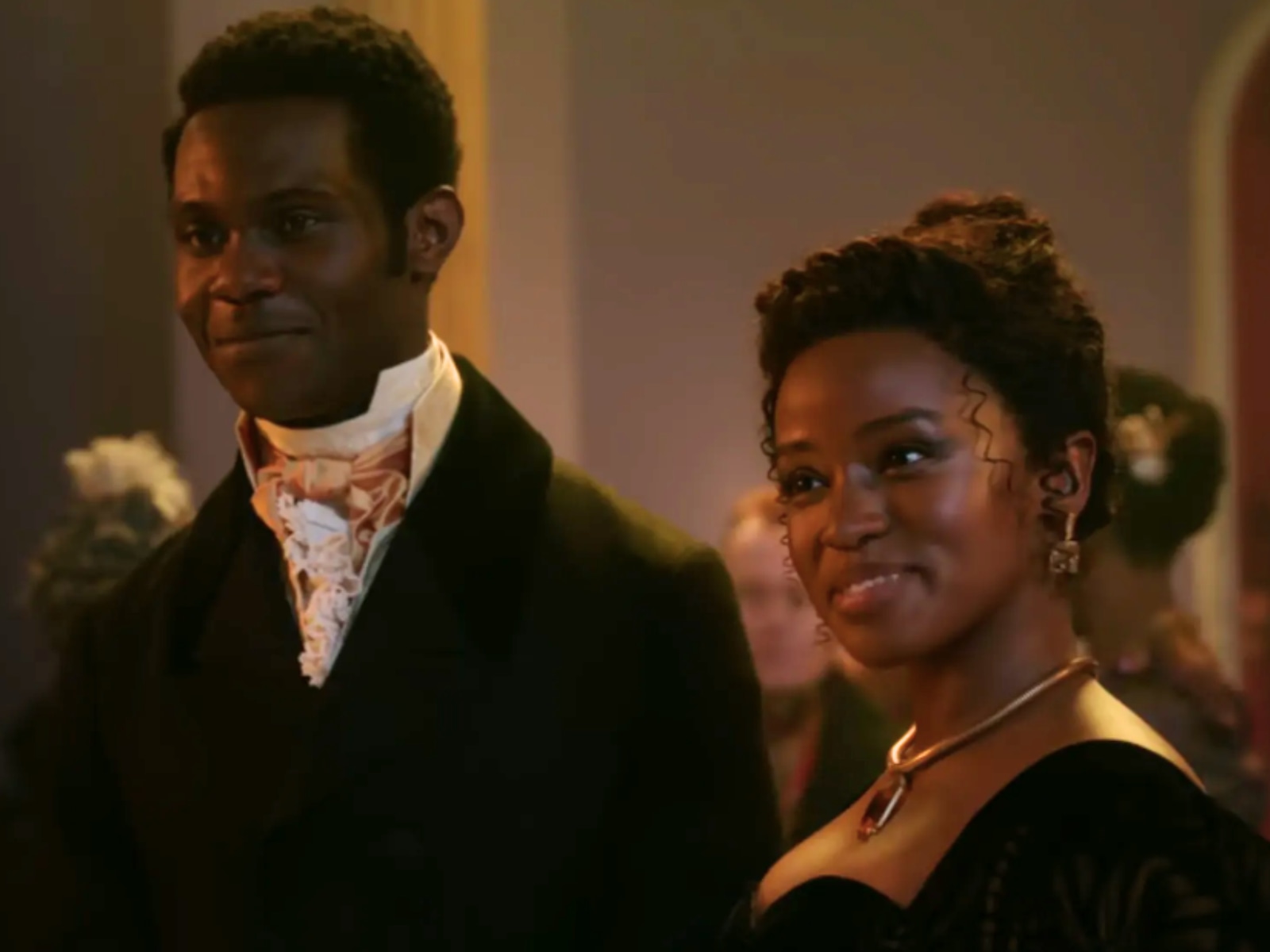 Julia Quinn respalda el cambio de Michaela Stirling y asegura que la adaptación mantendrá la esencia de la historia (Foto: Netflix)