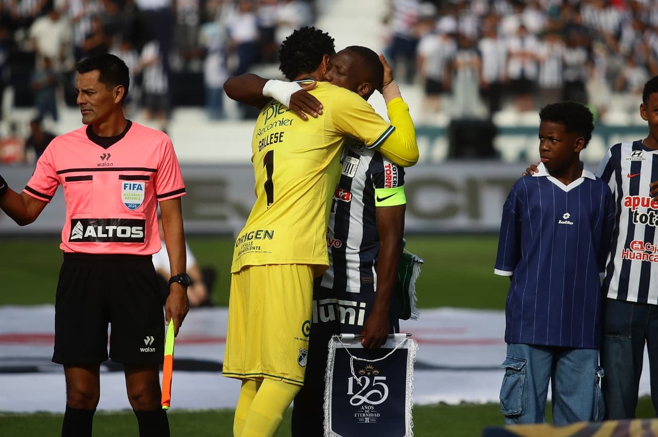 Gallese se dio un afectuoso abrazo al reencontrarse con Advíncula | (Foto: Jesús Saucedo - GEC)