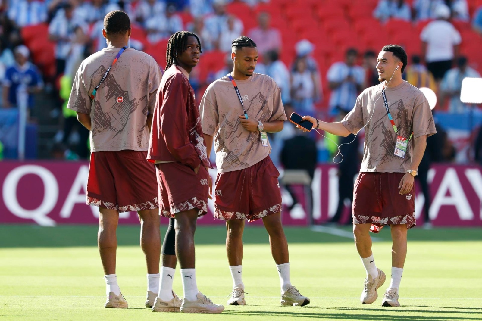 Ni la eliminación le quitó la alegría: Johan Manzambi se llevó la camiseta de Messi tras el Argentina vs. Suiza (Foto: Efe)