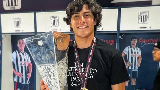 Pineau formó parte del plantel del 2022 que se coronó bicampeón del fútbol peruano. (Foto: @s.pineau9)