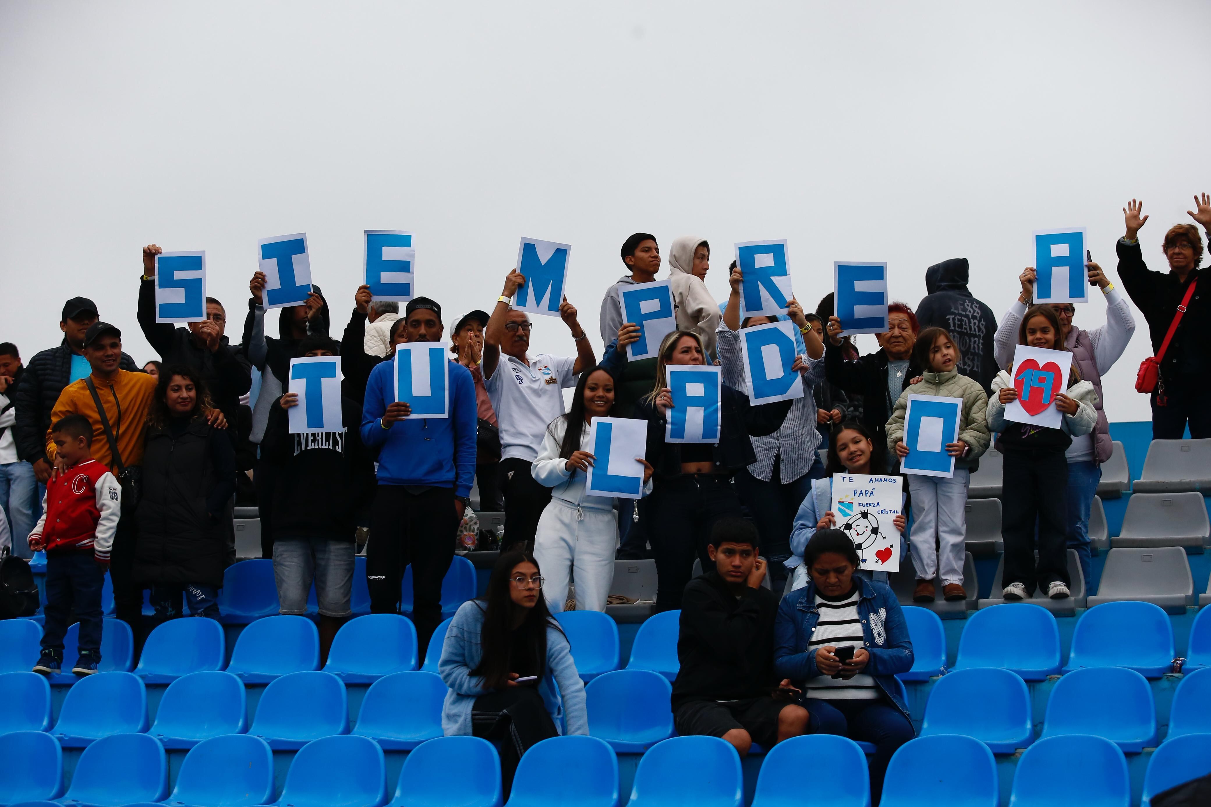 La familia y amigos de Yoshimar Yotún acompañaron el regreso del capitán celeste. (Foto: Fernando Sangama)