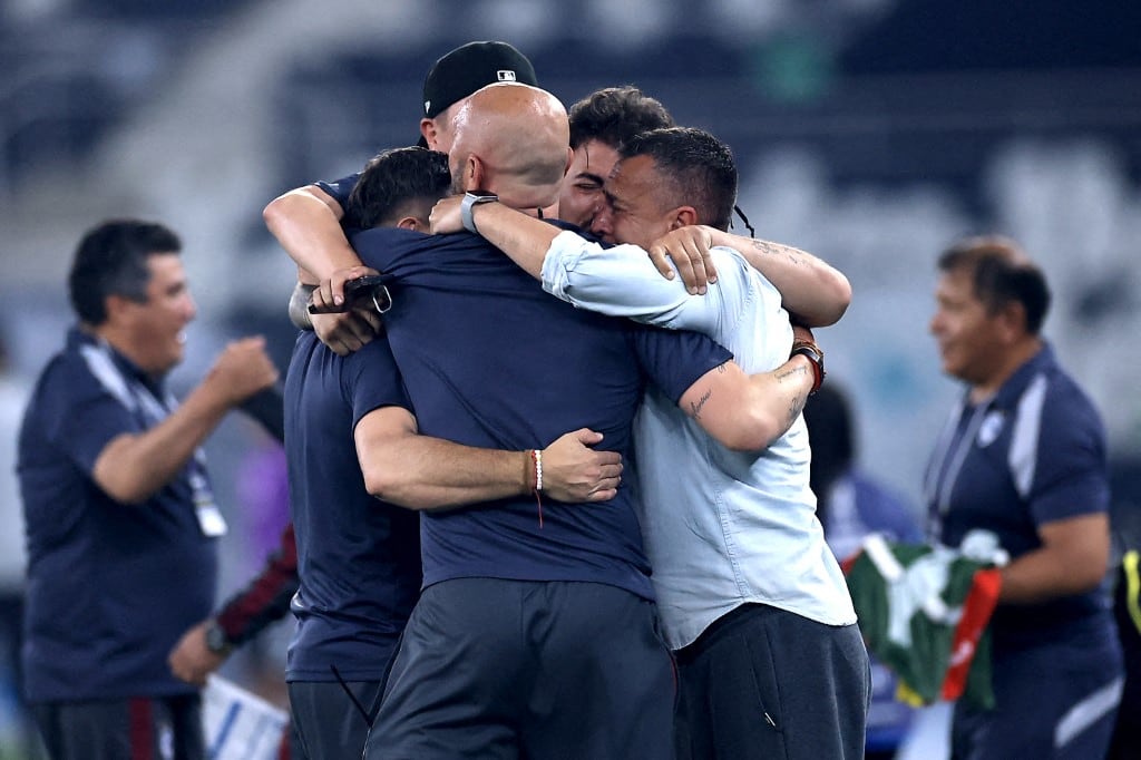 RIO DE JANEIRO, BRAZIL - AUGUST 20: Horacio Melgarejo, head coach of Cienciano celebrates the victory with his staffduring the match between Botafogo and Cienciano as part of Copa CONMEBOL Sudamericana 2026 at Estadio Ol�mpico Nilton Santos on August 20, 2026 in Rio de Janeiro, Brazil. (Photo by Buda Mendes/Getty Images) (Photo by Buda Mendes / Getty Images South America / Getty Images via AFP)
