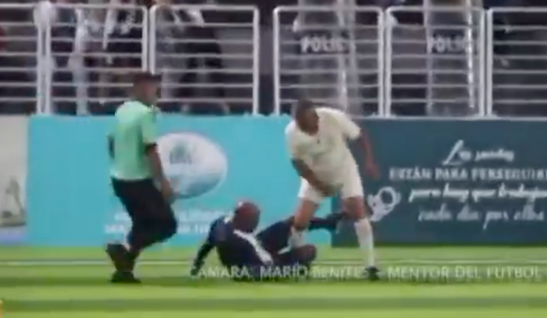 Exfutbolistas “Puma” Carranza y Waldir Sáenz protagonizaron un tenso cruce en el Clásico de Leyendas, donde hasta el árbitro terminó en el suelo tras intentar separarlos.