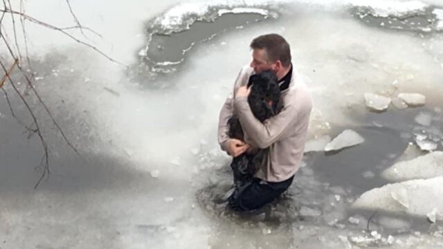 Hombre puso en peligro su vida al lanzarse a un lago congelado para rescatar a un perro 