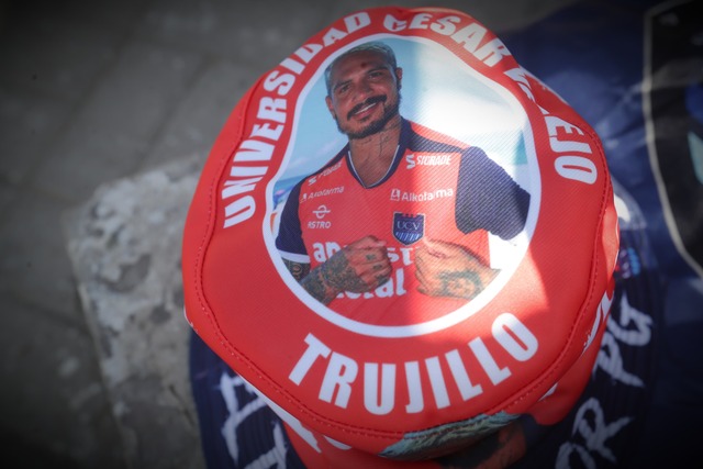 Cientos de personas llegaron a los exteriores de la UCV para ver a Paolo Guerrero. (Foto: lessandro Currarino / Enviado especial a Trujillo / @photo.gec)