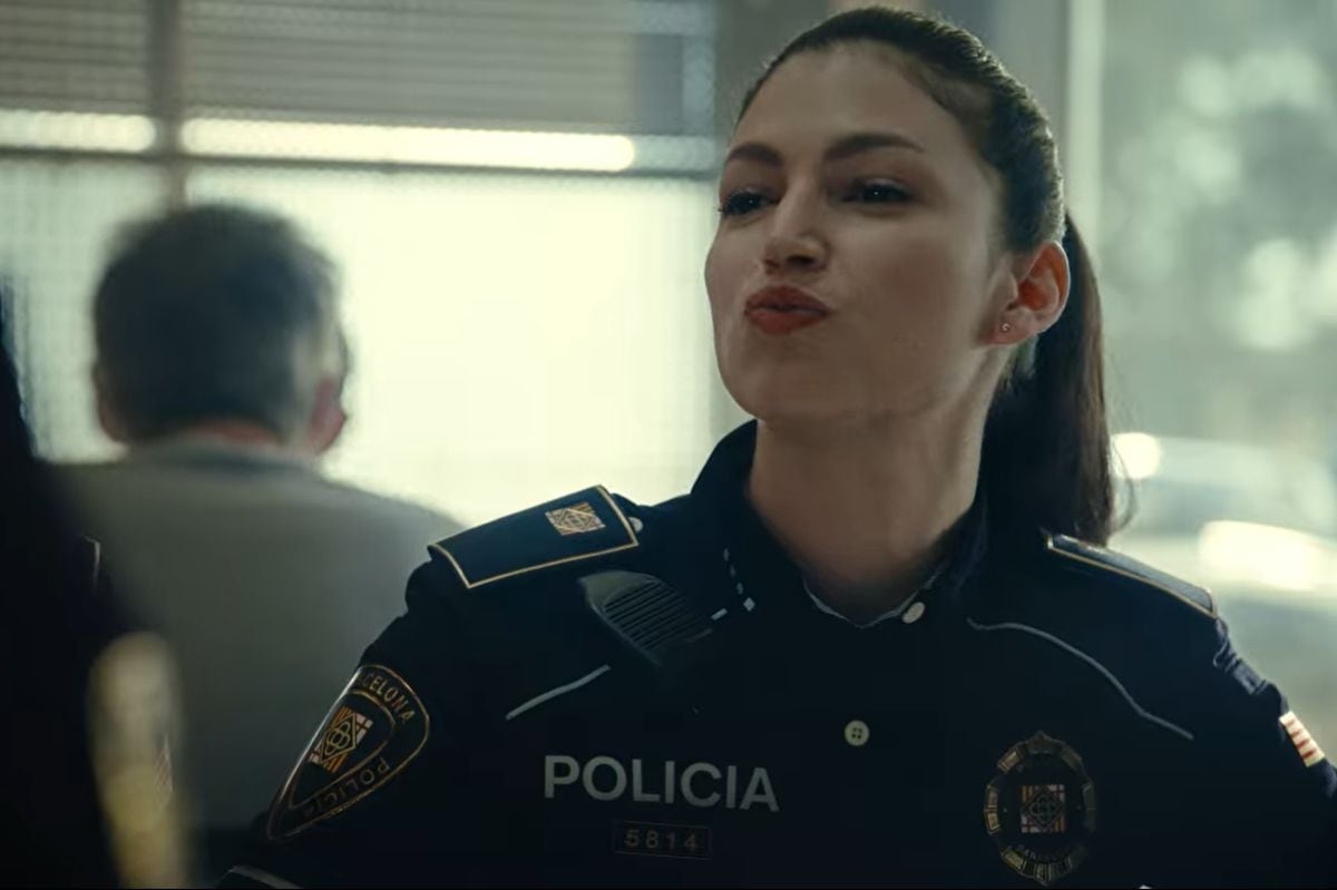 Ursula Corberó en el papel de Rosa Peral en "El cuerpo en llamas" luciendo el uniforme que preparó la producción para la serie (Foto: Netflix)