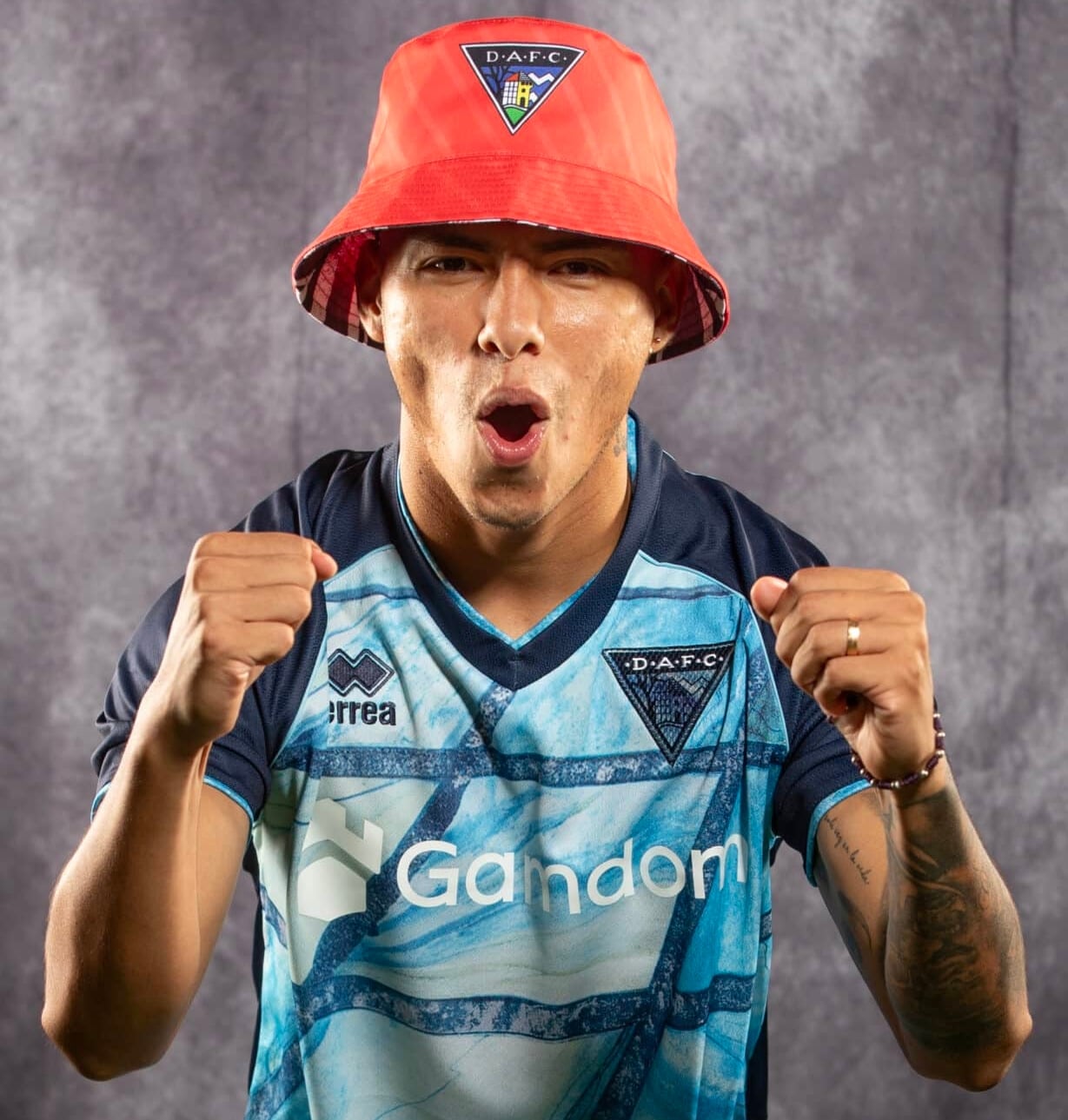 Jefferson Cáceres también posó con la camiseta alterna de su nuevo equipo. (Foto: @officialdafc)