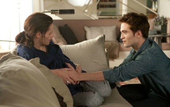 Renesmee en el vientre de su madre, Bella, quien está junto a su padre Edward (Foto: Summit Entertainment)