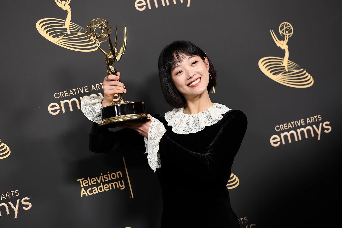 Lee Yoo-mi recibiendo un Emmy por su participación en "El juego del calamar" (Foto: Lee Yoo-mi / Instagram)