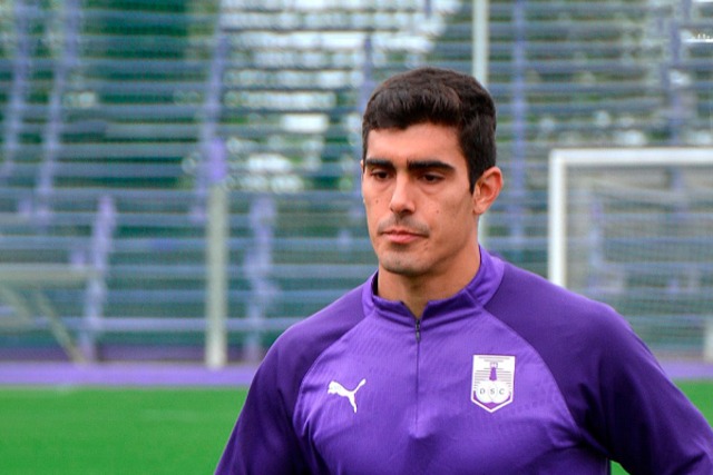 Alfonso Barco juega en Defensor Sporting de Uruguay desde 2023. Es titular y ganó su primer trofeo en 2024.