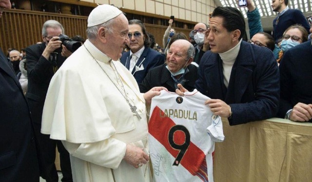 El Papa Francisco recibió camiseta de Perú por intermedio de Gianluca Lapadula. (Foto: Difusión)