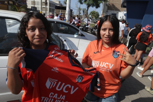 Cientos de personas llegaron a los exteriores de la UCV para ver a Paolo Guerrero. (Foto: lessandro Currarino / Enviado especial a Trujillo / @photo.gec)