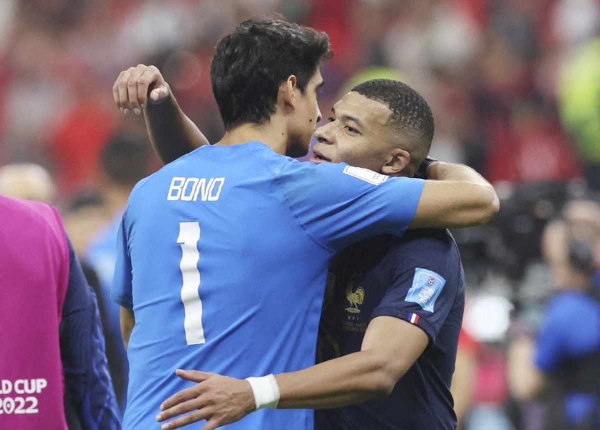 ¡Ejemplo de fair play! Mbappé consoló a Bono tras la eliminación de Marruecos en el Mundial 2026 (Foto: AFP)
