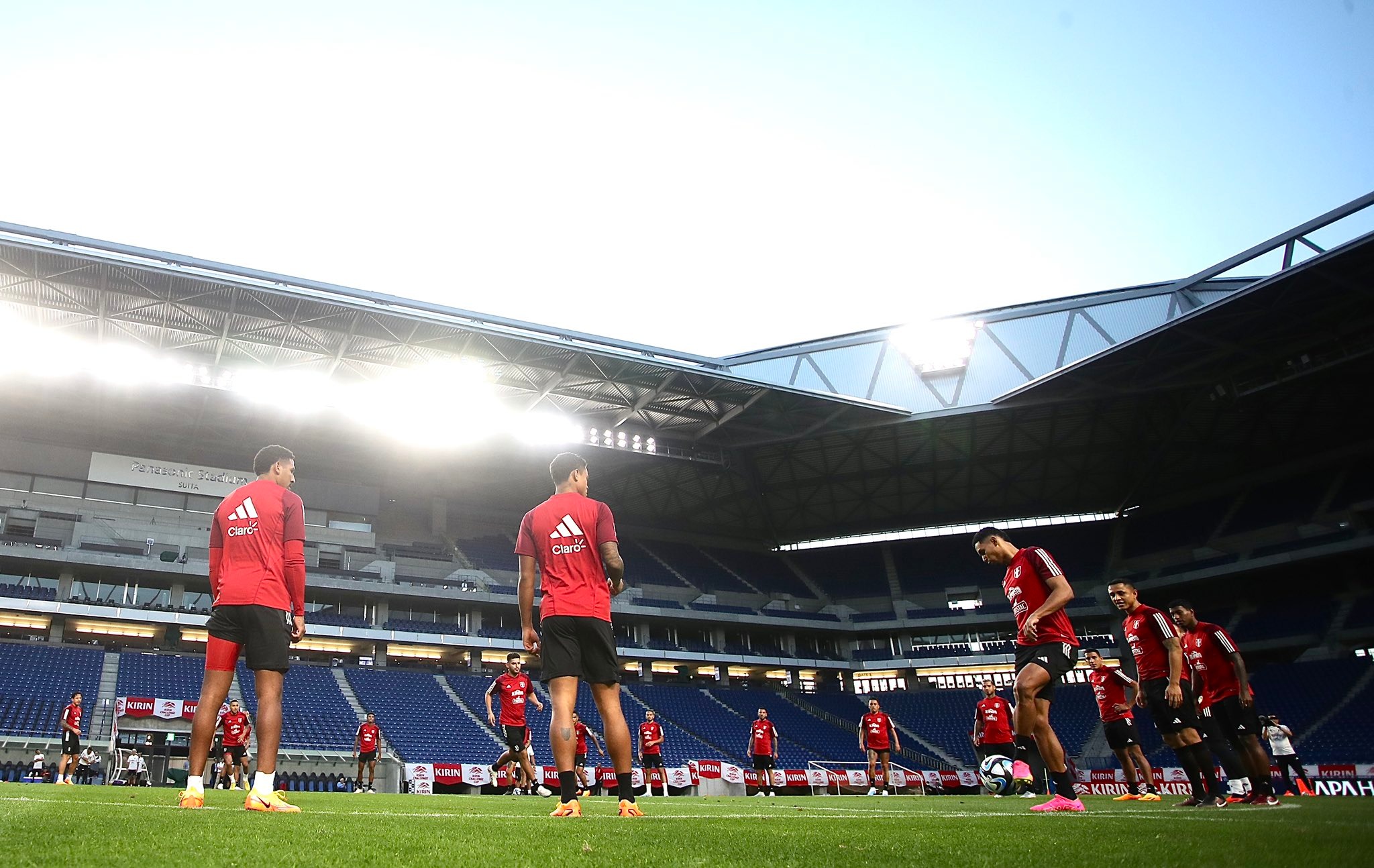 Selección Peruana reconoció el gramado del Panasonic Stadium Suita. (Foto: @SeleccionPeru)