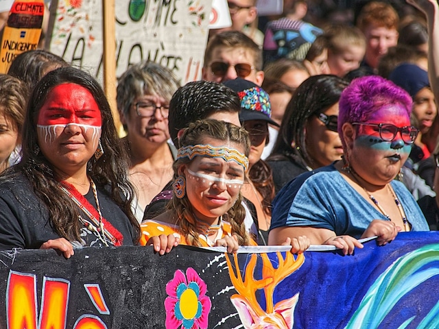 "Las mujeres que creen las unas en las otras pueden sobrevivir a cualquier cosa. Las mujeres que creen las unas en las otras crean ejércitos que ganarán reinos y guerras." - Nikita Gill. | Crédito: Foto de Pascal Bernardon en Unsplash / Composición Depor