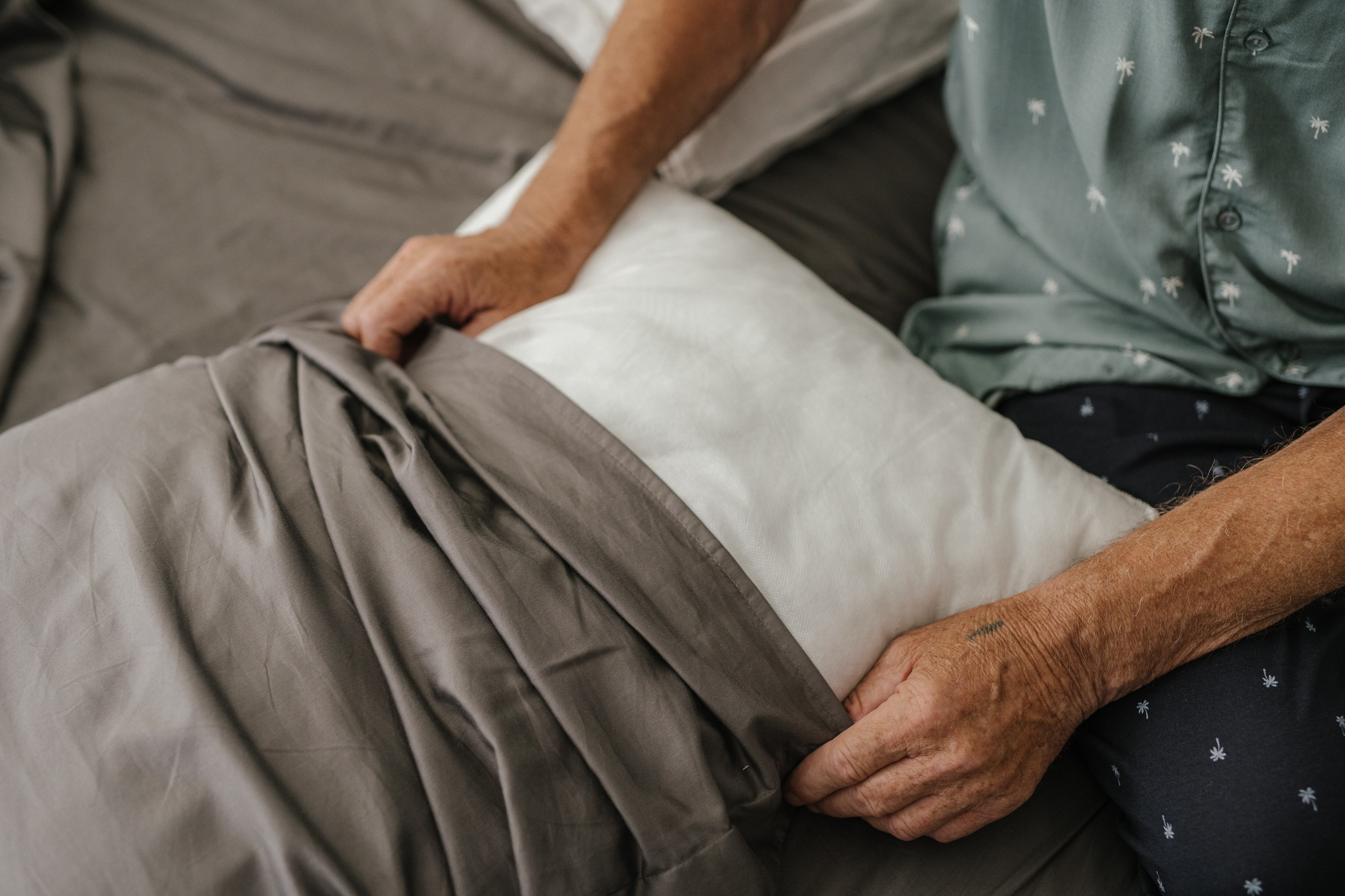 Las almohadas viejas acumulan ácaros, humedad y bacterias, lo que puede causar infecciones. Los ambientadores sintéticos, por otra parte, liberan sustancias químicas asociadas con enfermedades respiratorias. (Foto: Pexels)