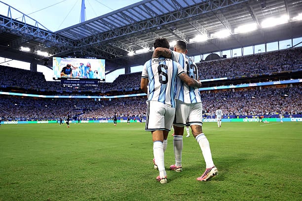 Lisandro Martinez y Cristian Romero. (Foto: Getty Images)