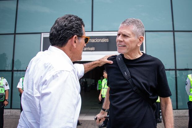 El director deportivo Gustavo Zevallos fue el encargado de recibir a Autuori. Foto: Sporting Cristal