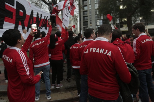 Hinchas alentaron previo a la llegada de Perú al Estadio Nacional. (Foto: Anthony Niño de Guzmán / GEC)