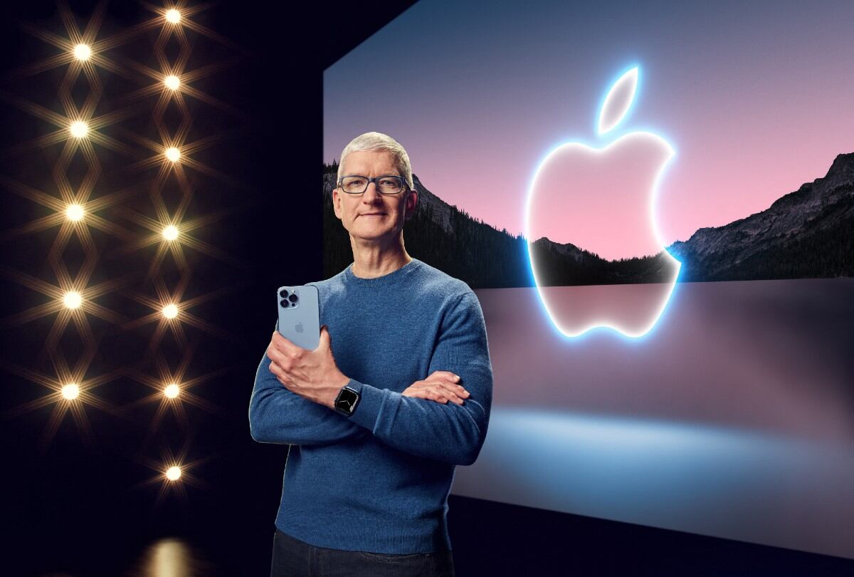 Tim Cook presenta el iPhone 13 en 2021. (Apple)