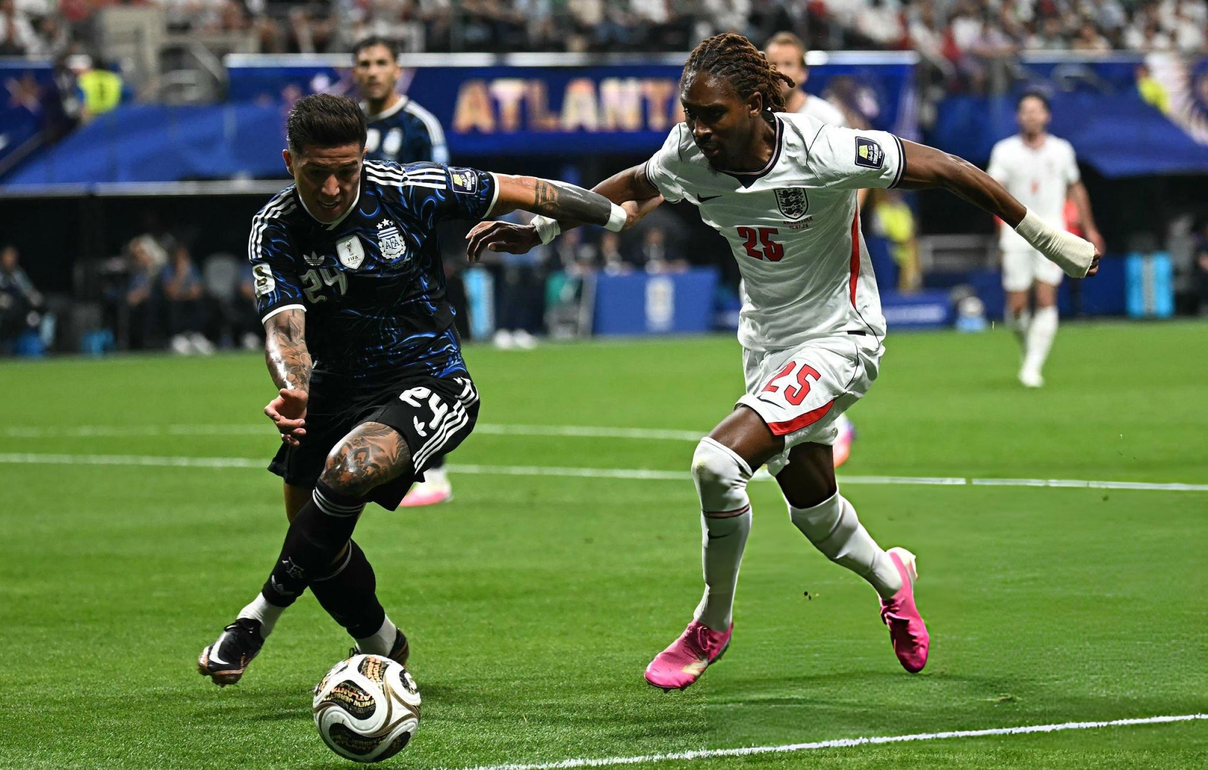 Argentina vs. Inglaterra se enfrentan por las semifinales del Mundial 2026. (Foto: Getty Images)