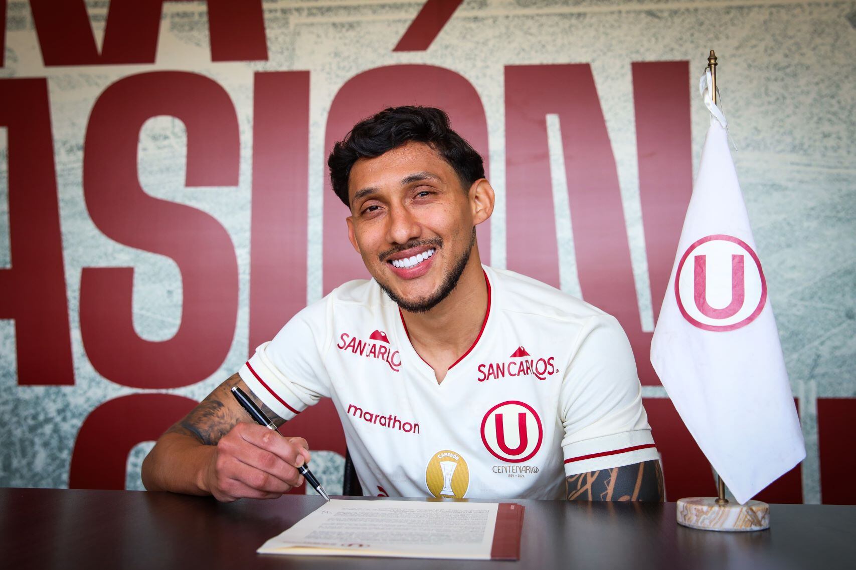 Christofer Gonzales firmó un contrato hasta finales de 2026 (Foto: Universitario)