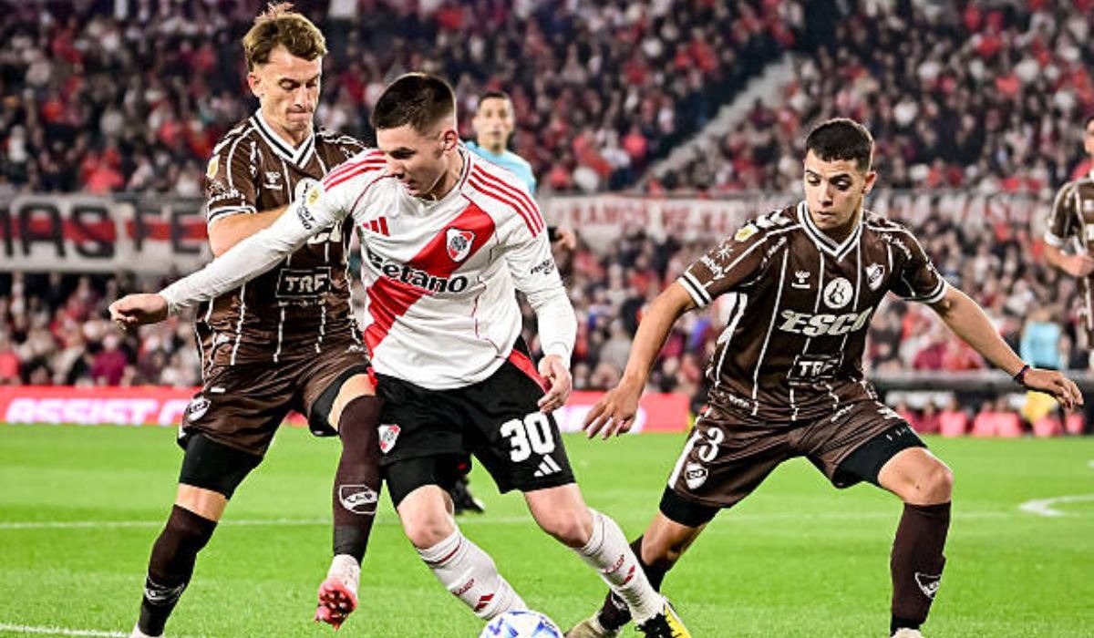 Platense se ha convertido en el mata gigantes del torneo Apertura-2025 argentino y este martes volvió a demostrarlo: venció de visita al favorito River Plate. (Foto: Getty Images)