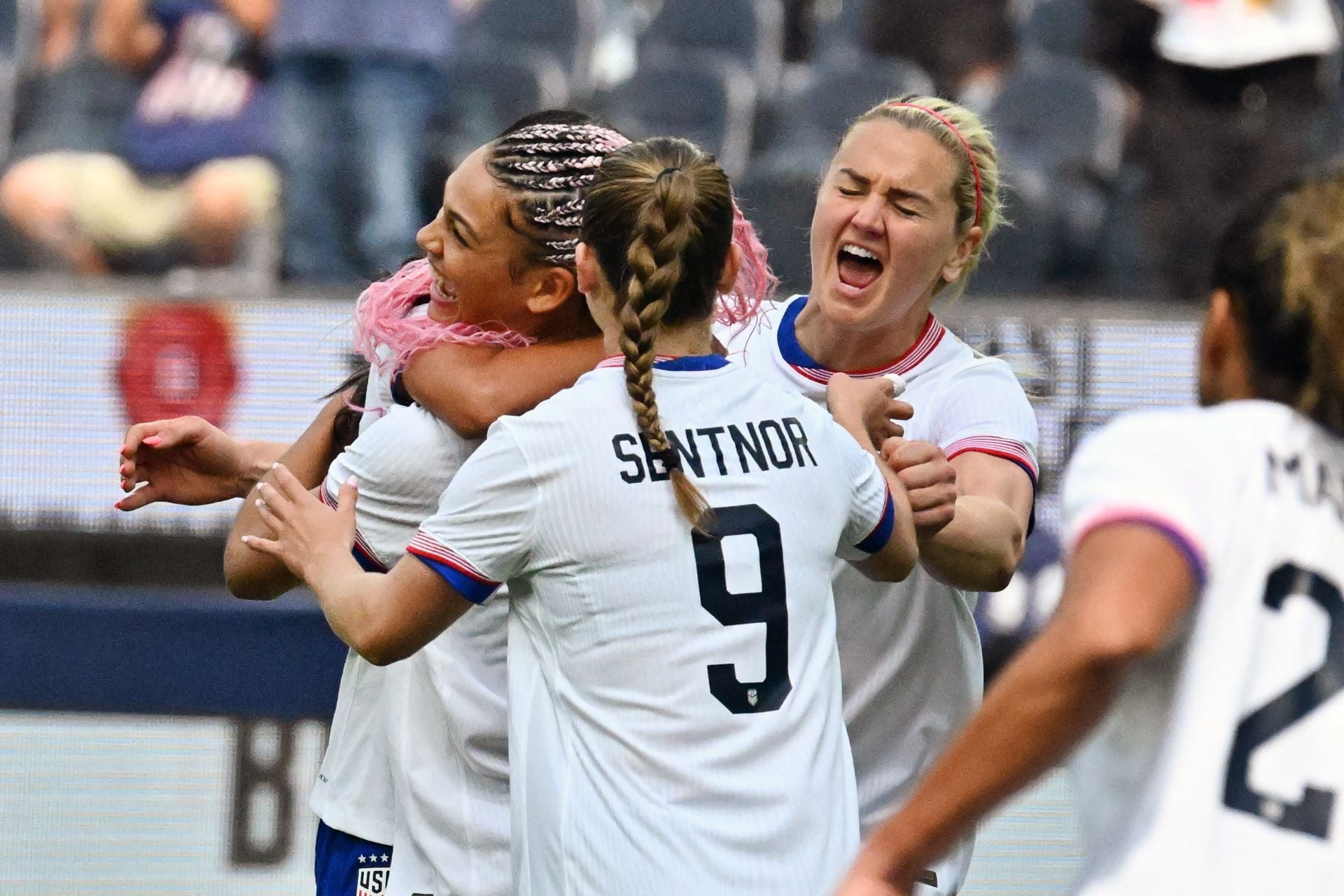 Trinity Rodman (izq.) celebra con Ally Sentnor (centro) y otras compañeras tras anotar el primer gol de su equipo durante el partido amistoso de fútbol femenino entre Estados Unidos y Brasil en el Estadio Sofi en Inglewood, California, el 5 de abril de 2025. (Foto de Robyn Beck / AFP)